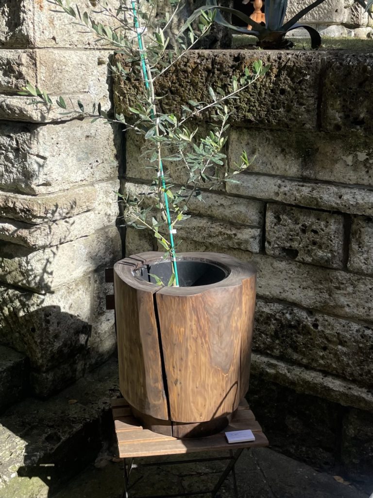 丸太のプランターカバー