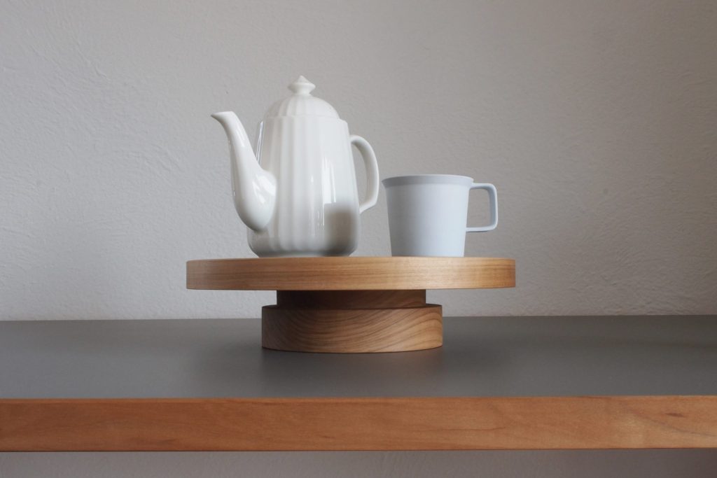 テーブルと同じ表情のマルチスタンド